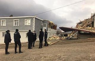 Fırtınanın uçurduğu çatılardan kaçan insanların...