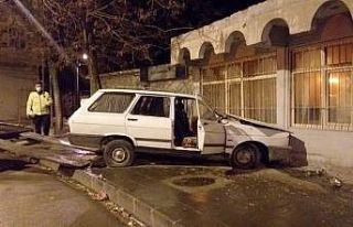 Freni boşalan otomobil duvara çarptı: 3 yaralı