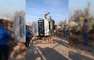 Freni boşalan saman yüklü kamyon duvarı yıkarak...