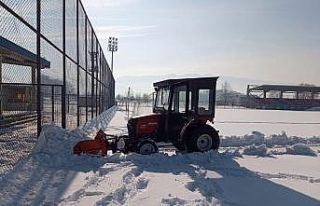 Futbol sahası kardan temizlendi