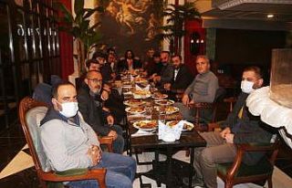 Gazetecilere kaz eti jesti