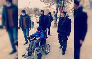 Gazi torunu engelli çocuğun akülü tekerlekli sandalye...