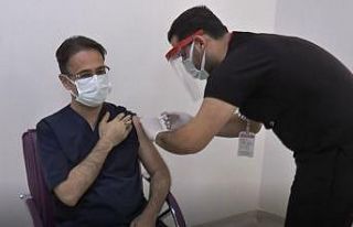 Gaziantep’te ilk korona aşısı il sağlık müdürüne...