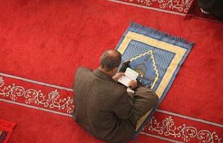 Gazze’de camilerde 49 gün sonra ilk Cuma namazı