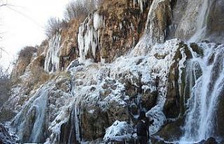 Girlevik Şelalesi kısmen buz tuttu