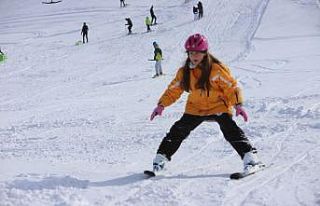 Göl manzaralı Hazar Baba Dağı’nda kayak keyfi...