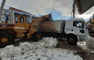 Gölbaşı Belediyesinin kar temizleme çalışmaları...