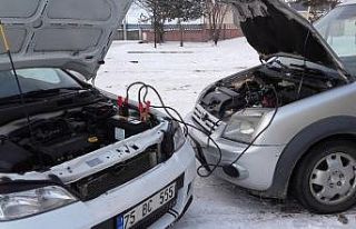 Göle’de dondurucu soğuklar nedeniyle araçlar...
