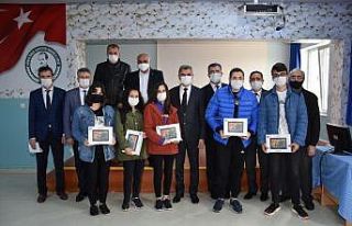 Gönen’de 123 öğrenciye tablet