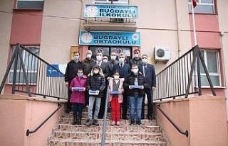 Gönen’de Öğrencilere tablet dağıtıldı