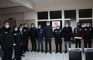 Görevi başındakileri ziyaret edip tatlı ikram...