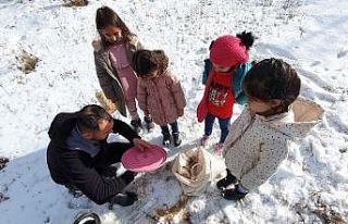 Gümüşhane’de çocuklar kuş yemliği yaparak...