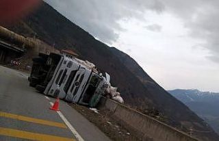 Gümüşhane’de saman yüklü tır devrildi: 2 yaralı