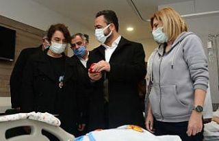 Gürbüz’den yeni doğan bebeğe altın