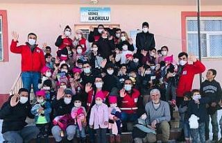 Gürpınar’da çocuklara kıyafet yardımı