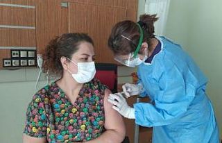 Gürün’de ilk aşı başhekime uygulandı