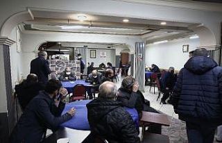 Güvenlik kameralarıyla izlenen, gizli geçitli dernek...