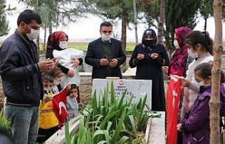 Haberi alan şehidin ailesi mezarlığa koştu