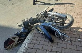 Hafif ticari araç ile motosiklet çarpıştı: 1...