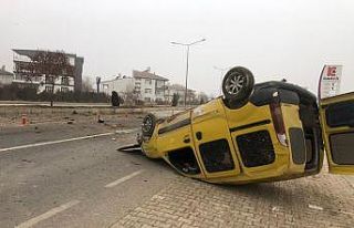 Hafif ticari araç, refüje çarparak takla attı,o...