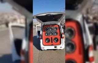 Hafif ticari araçtaki ses sistemi polisi bile şaşkına...