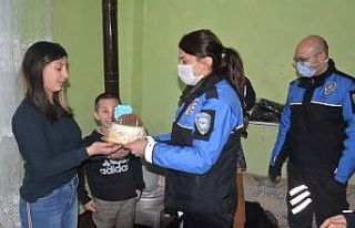 Hakkari polisinden Melek’e doğum günü sürprizi