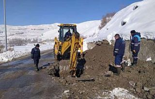 Hakkari’de dondurucu soğukta su mesaisi