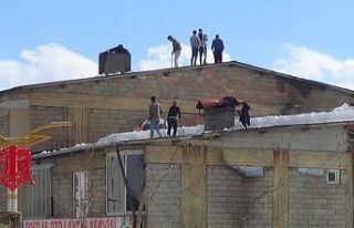 Hakkari’de imece usulü çatılar kardan temizlendi