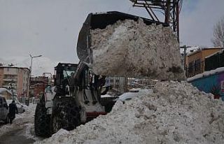 Hakkari’de kar taşıma çalışmaları sürüyor
