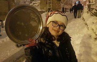 Hakkari’de poşet ve tepsiyle kayak keyfi