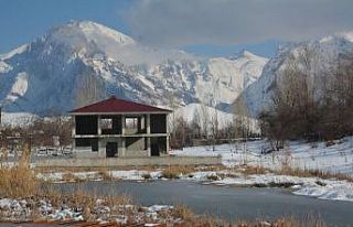 Hakkari’deki Golazüryan Göleti dondu