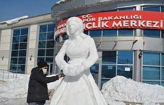 Hakkarili gençlerden kardan ‘Surme Hanım’ heykeli