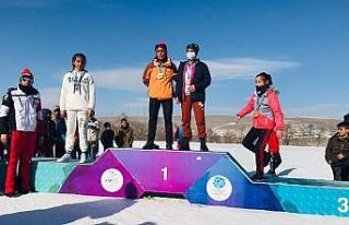 Hakkarili kayakçılar 25 madalya ile döndüler