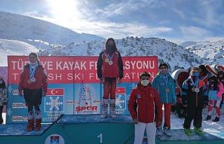 Hakkarili kayakçılar madalyalarla döndü