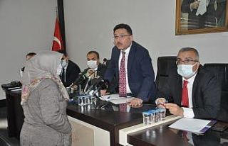 Halk toplantısında katılan vatandaşlar validen...