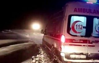 Hasta almaya giderken yolda mahsur kaldı, ekipler...