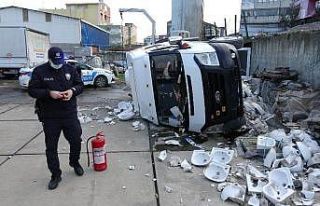 Hastalanan sürücü minibüsle akaryakıt istasyonunun...