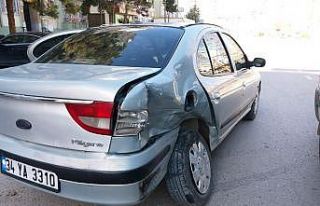 Hatalı dönüş yaptı polis aracıyla çarpıştı