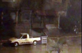 Hatay’da fırtınada çöp konteyneri sürüklendi