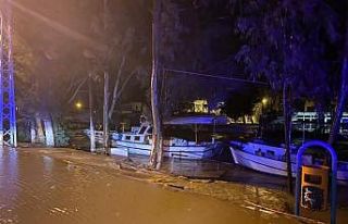 Hatay’da sağanak ve kuvvetli rüzgar hayatı olumsuz...