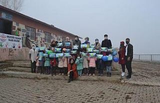 Hayırsever vatandaştan köy okuluna kütüphane