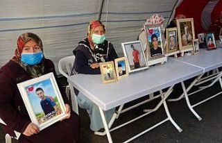 HDP önündeki aileler, çocuklarını terörün elinden...