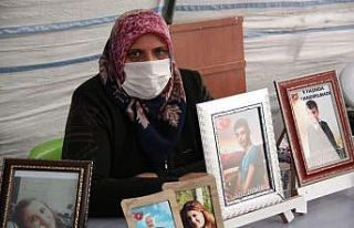 HDP önündeki aileler, evlatlarından gelecek mutlu...