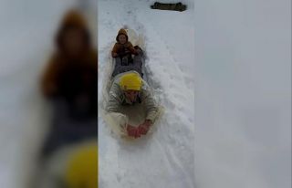 Hem karla kaplı evinin yolunu açtı, hem de torununu...