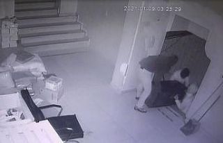 Hem sadaka kutusunu hem de işçilerin maaşının...