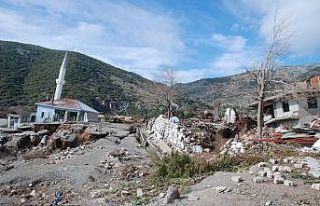 Heyelan bölgesindeki yarıklar, yağış sonrası...