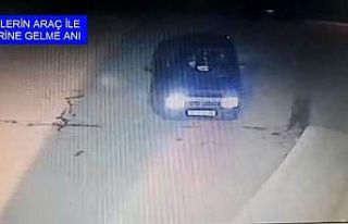 Hırsızlar çaldıkları altınlarla araç takas...