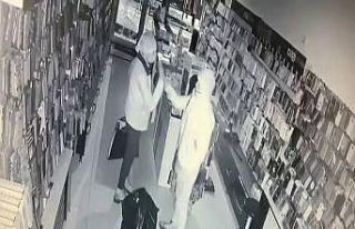 Hırsızlar güle oynaya telefon çaldılar