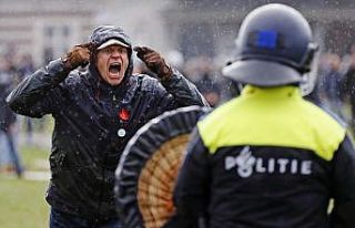 Hollanda’da binlerce kişi Covid-19 kısıtlamalarını...