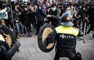 Hollanda’da Covid-19 kısıtlamaları karşıtı...